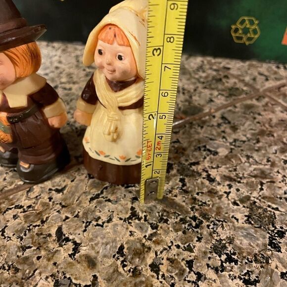 Hallmark Cards Vintage Pilgrim Salt and Pepper Shakers - Picture 5 of 9